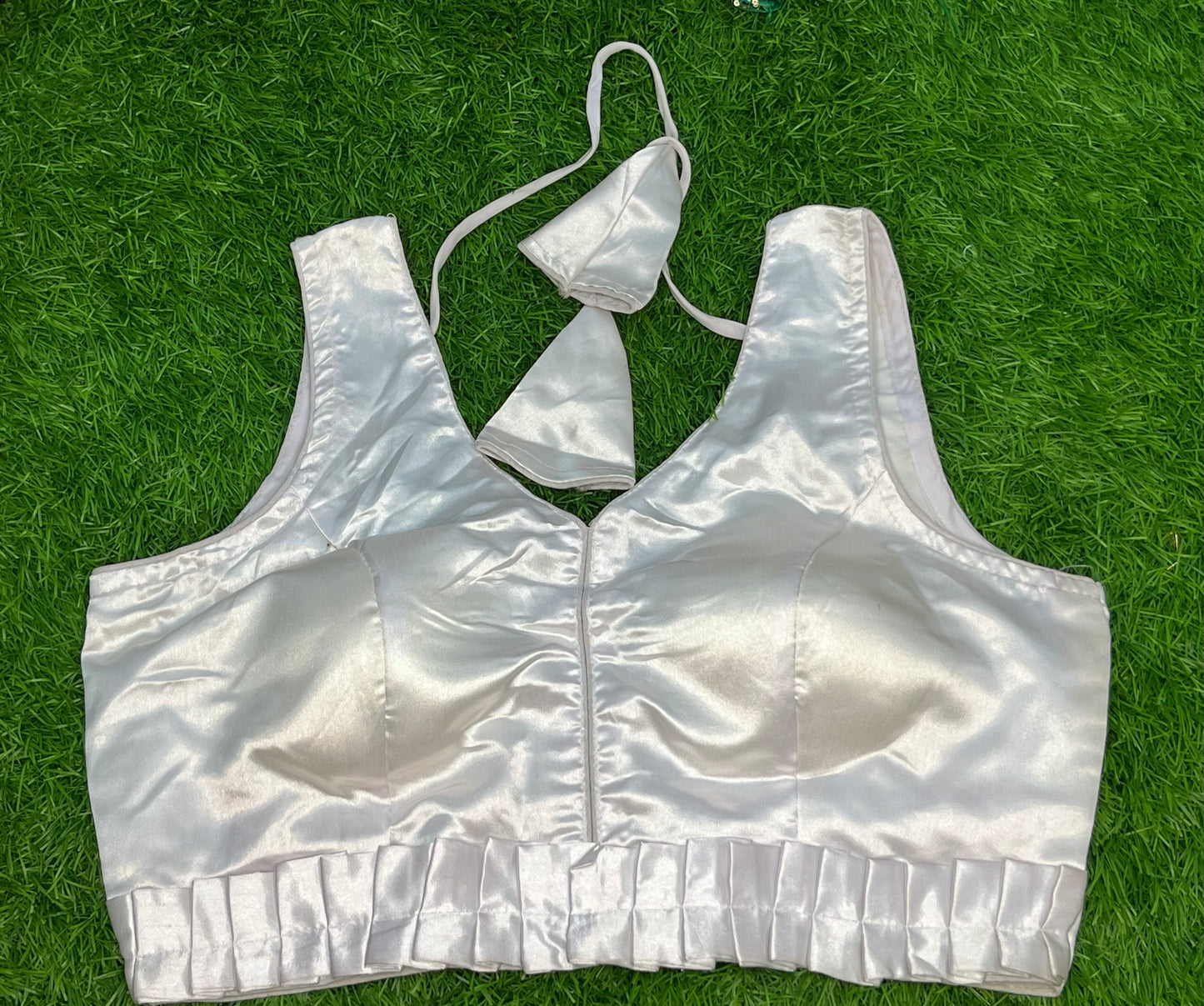 Frills with hands white colour