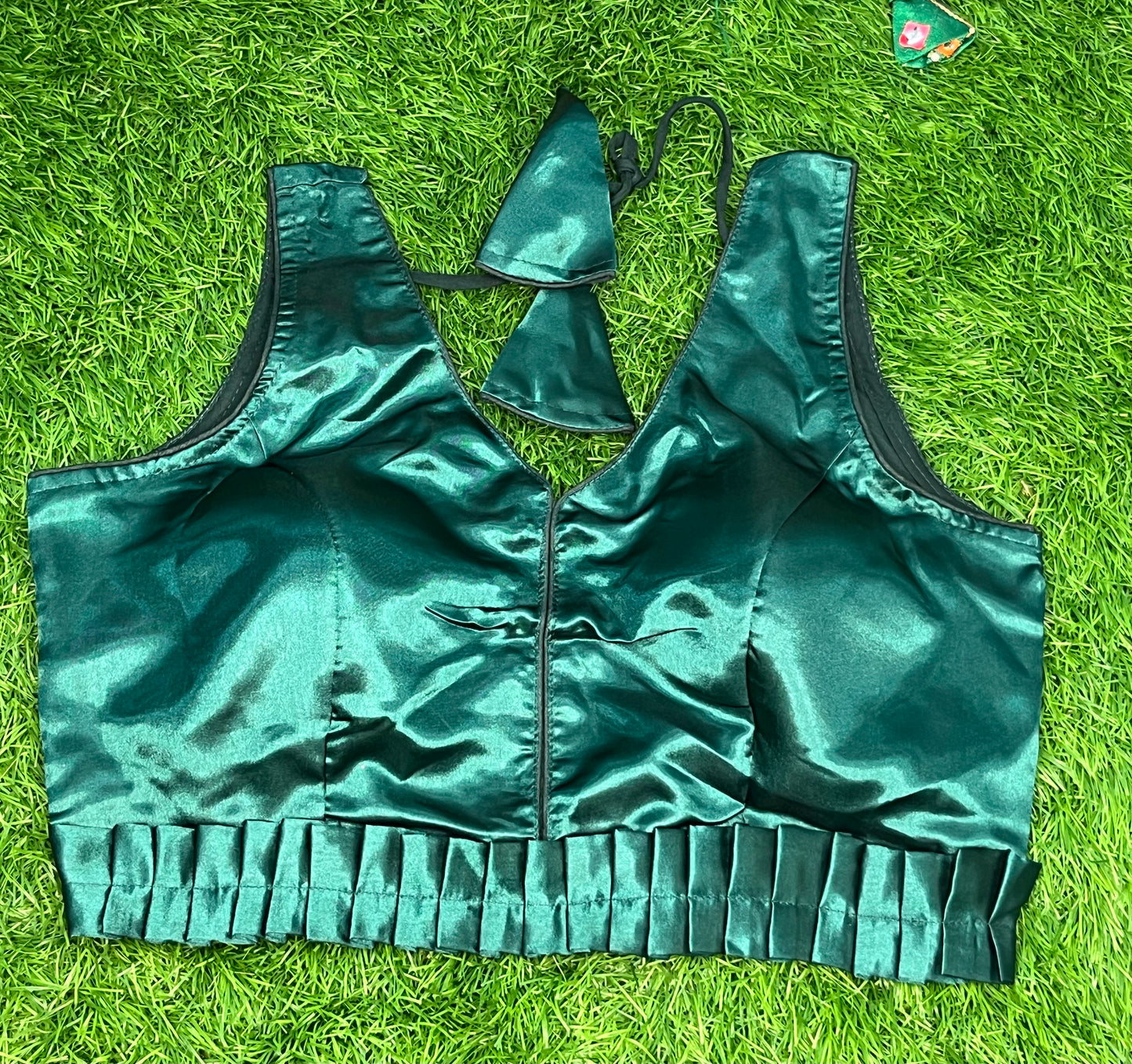 Green frills belt with hands