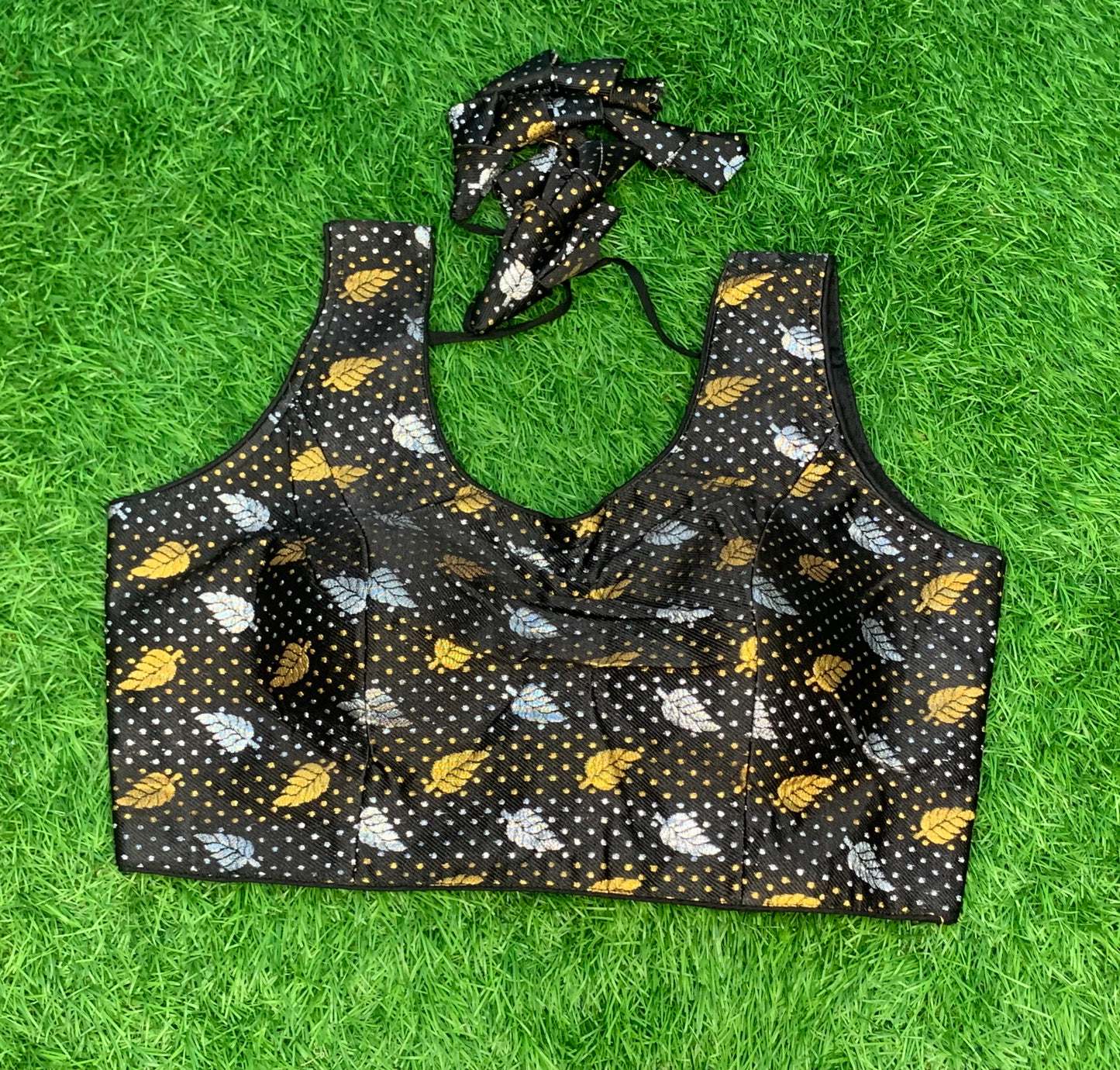 Black leaf print golden silver with hands